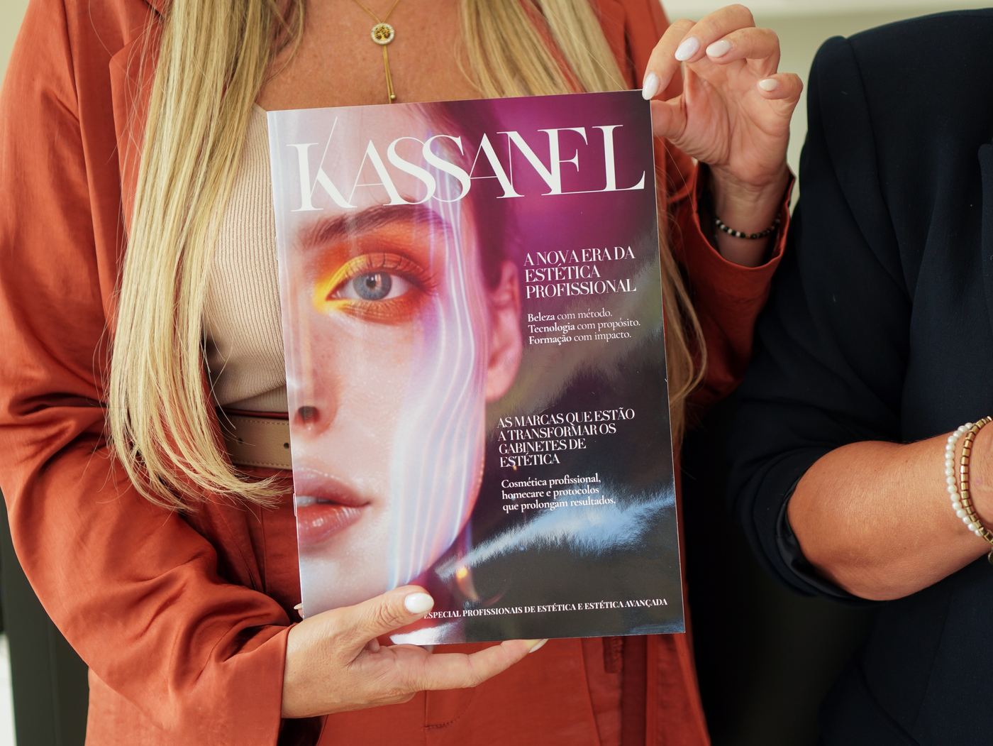 Revista Kassanel produzida pela Púrpura, nas mãos da equipa da marca