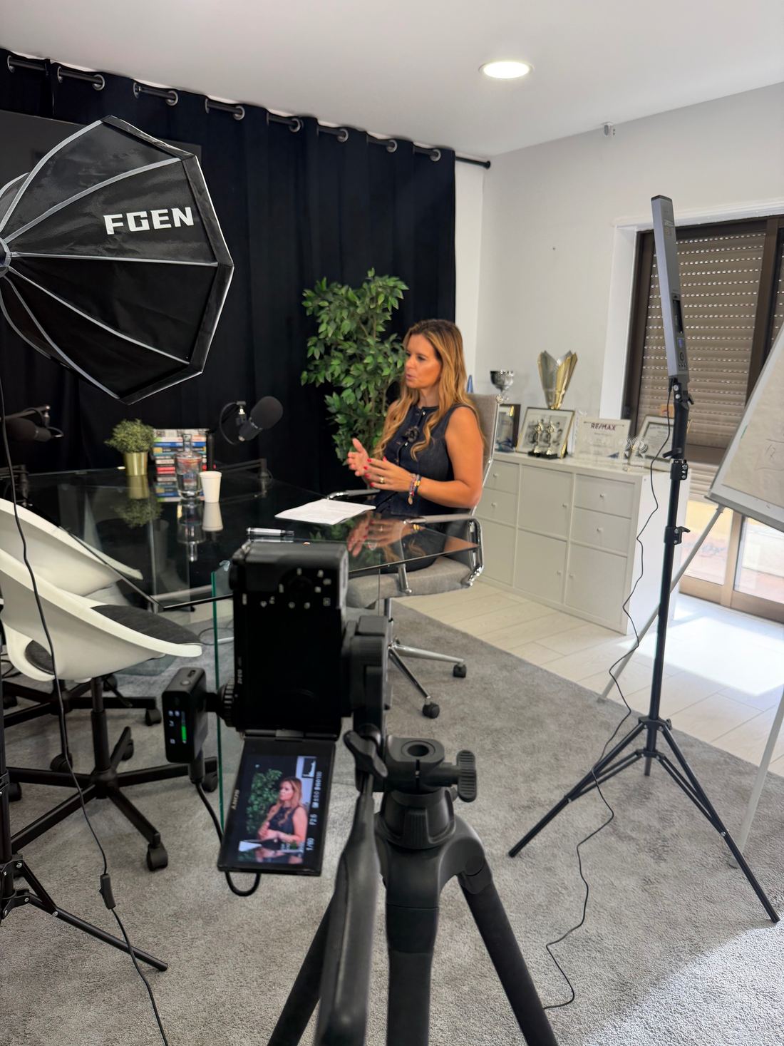 Set de entrevista com iluminação e microfone