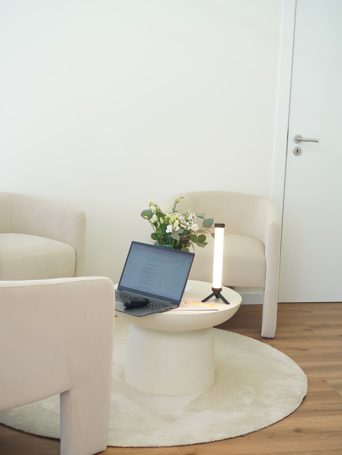 Sala preparada para gravação, com portátil e luz