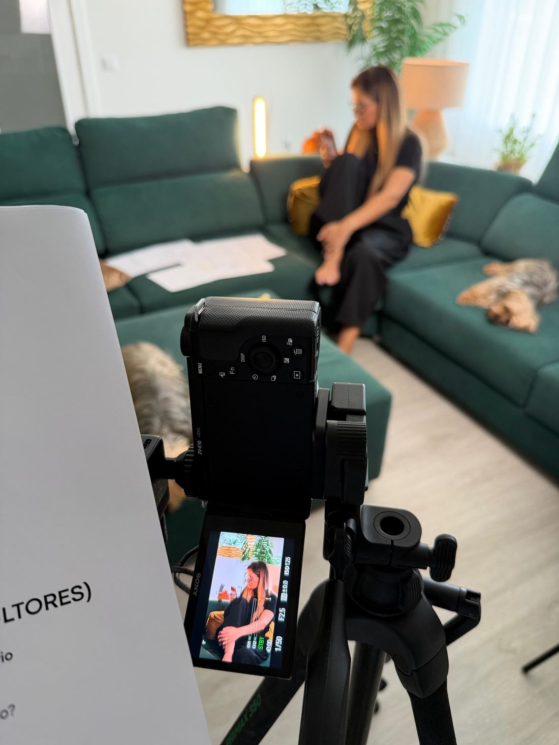 Gravação numa sala de estar, com o guião ao lado da câmara